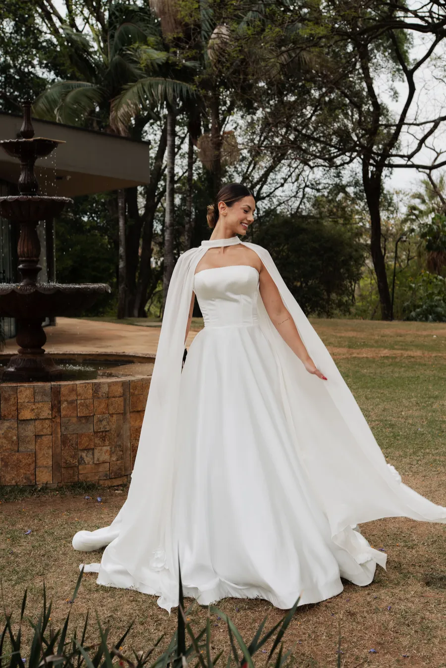 Noiva Adoratta com capa no jardim